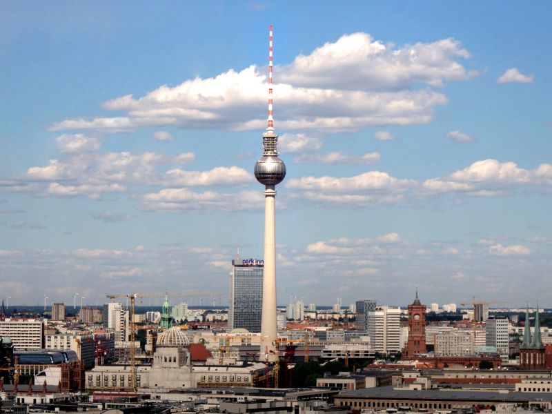Bibi Blocksberg verhext den Berliner Fernsehturm beim diesjährigen Festival of Lights